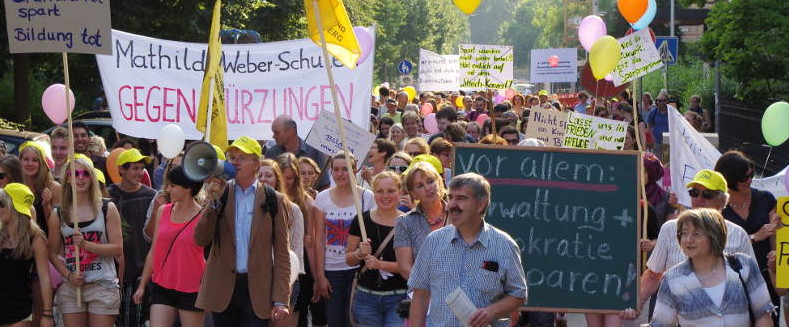 Demonstrationszug von PhV, Eltern und Schülern gegen die Kürzung von Anrechnungsstunden